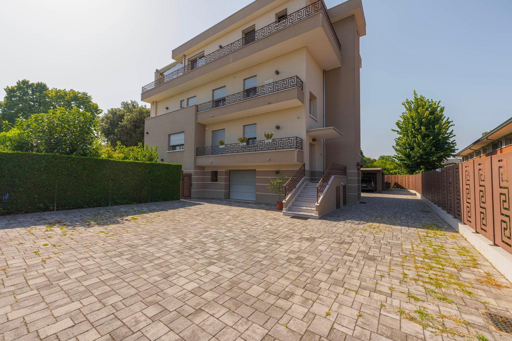 Lucrezia - 10 Min From & Free Parking Apartament