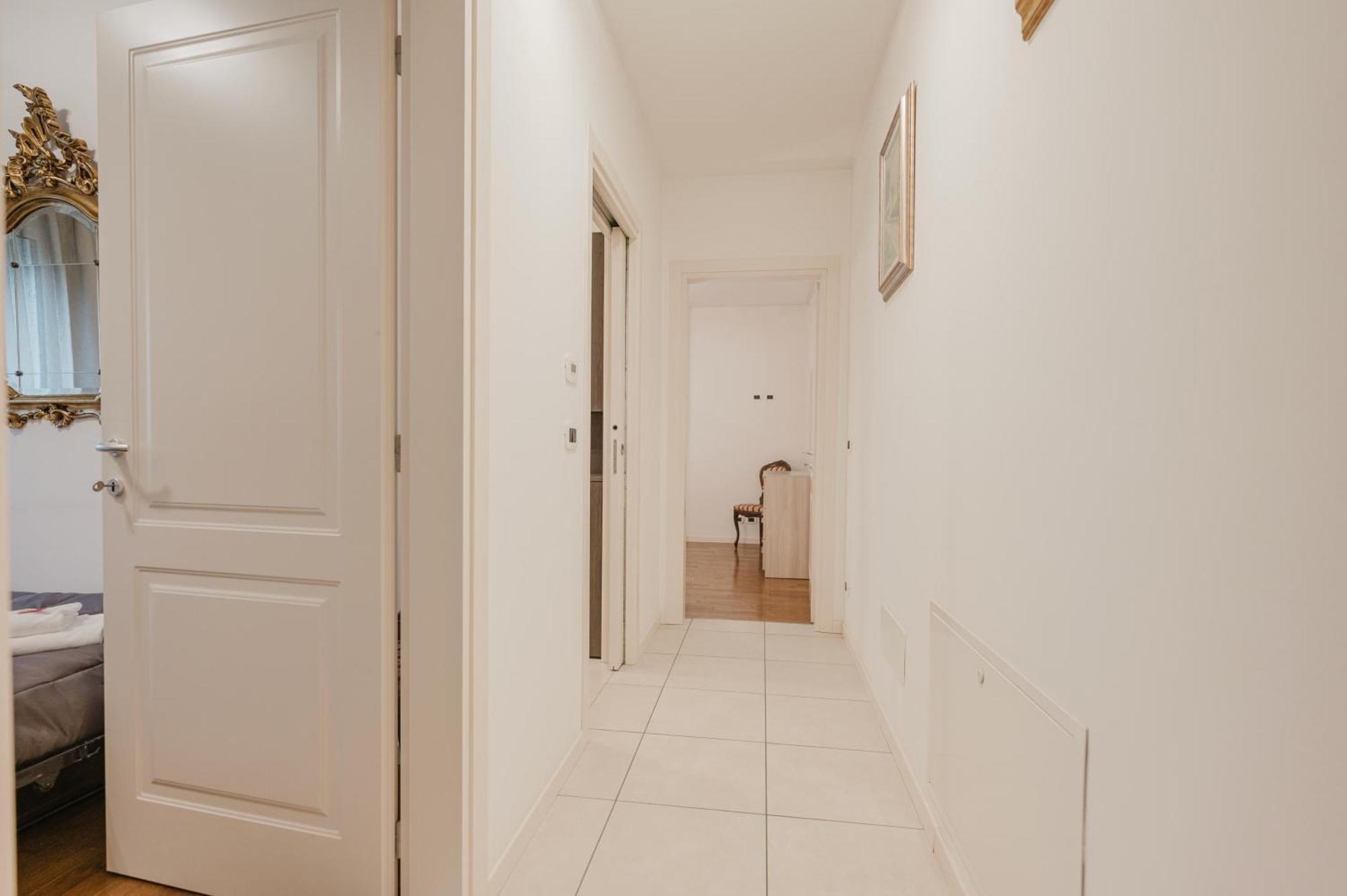 Lucrezia - 10 Min From & Free Parking Apartament