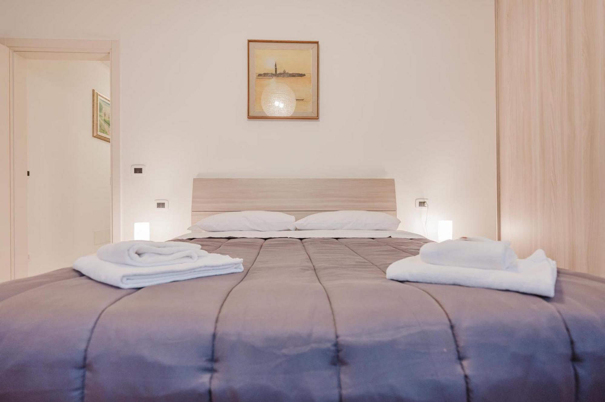 Lucrezia - 10 Min From & Free Parking Apartament